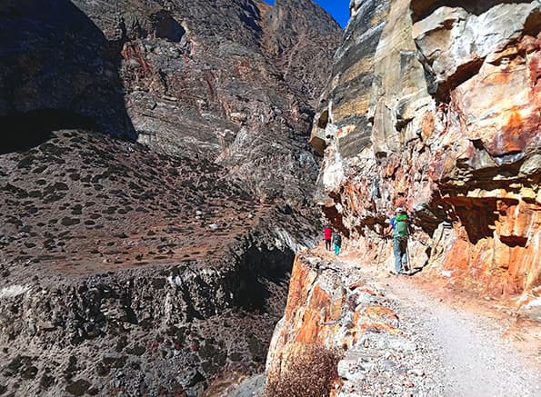 walking-trail-to-phu-village