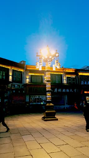 traditional-square-at-lhasa